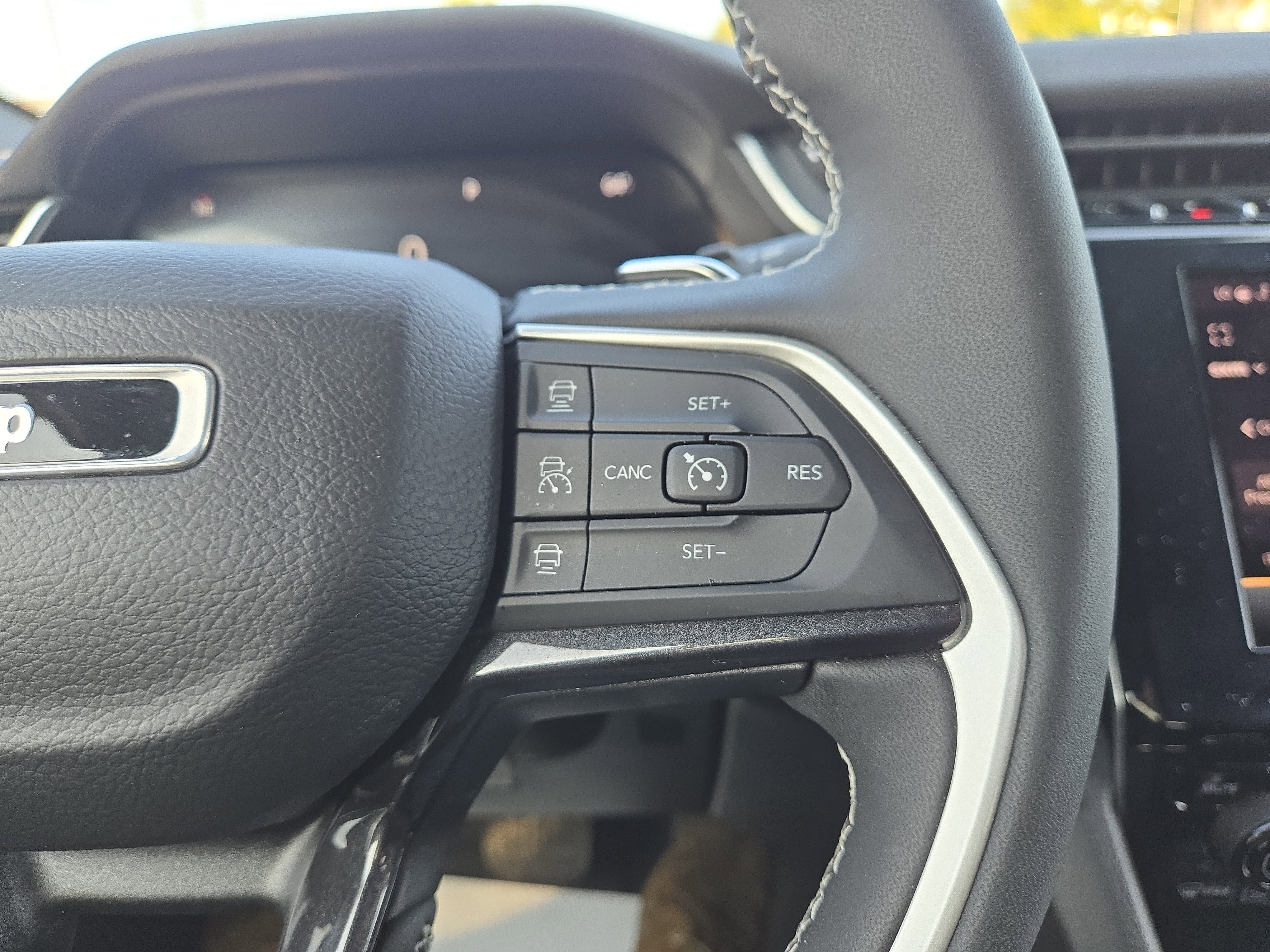 Used 2023 Jeep Grand Cherokee Altitude image 19