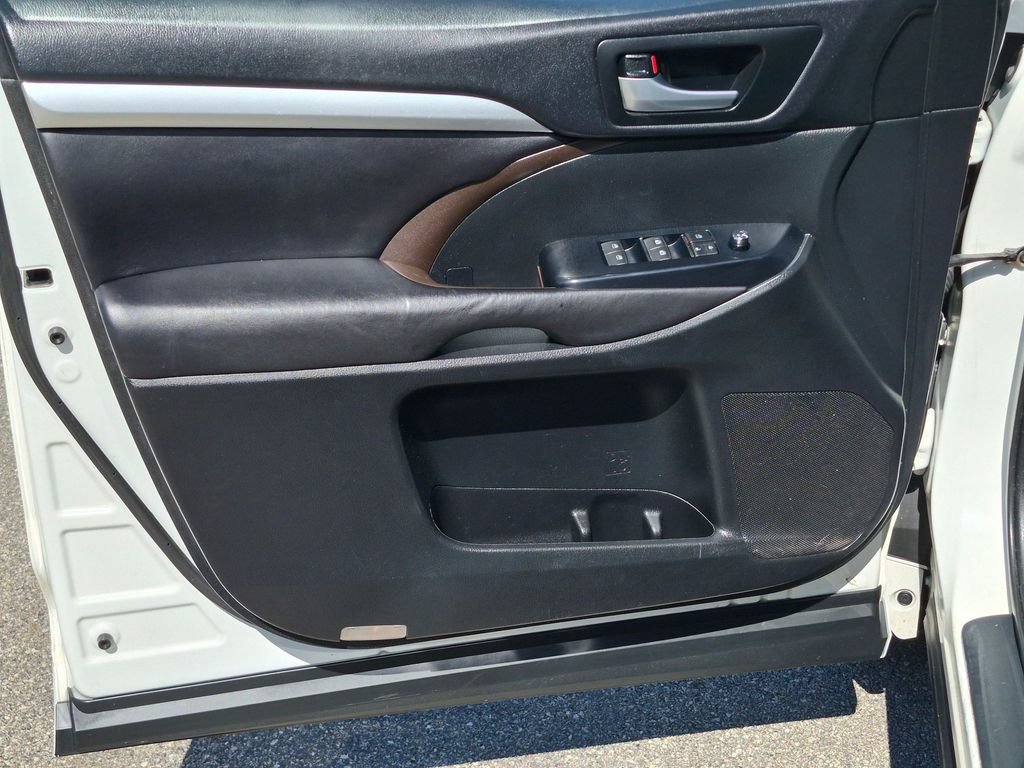 Used 2016 Toyota Highlander XLE AWD/4WD image 19