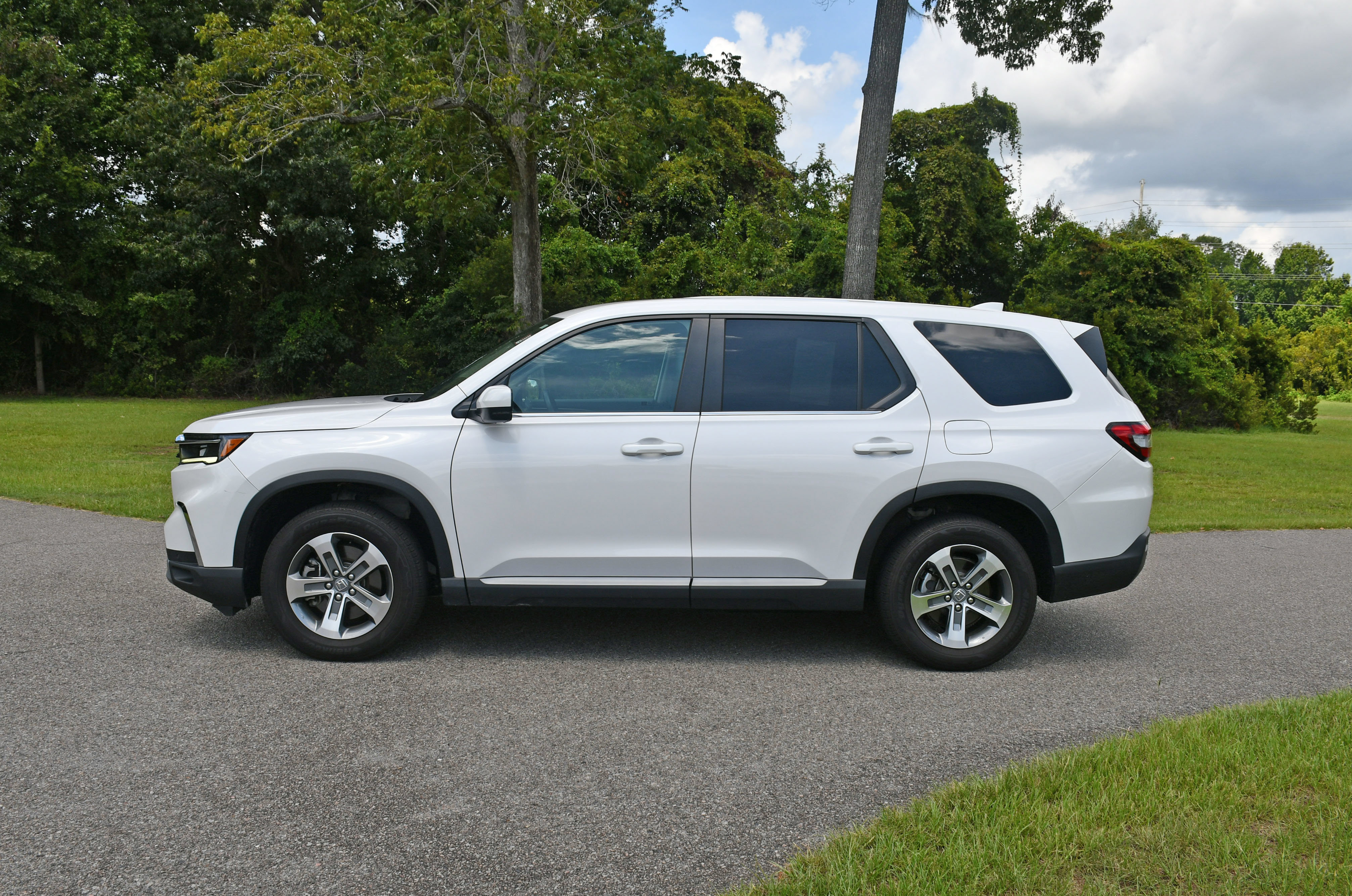 Used 2025 Honda Pilot EX-L image 2