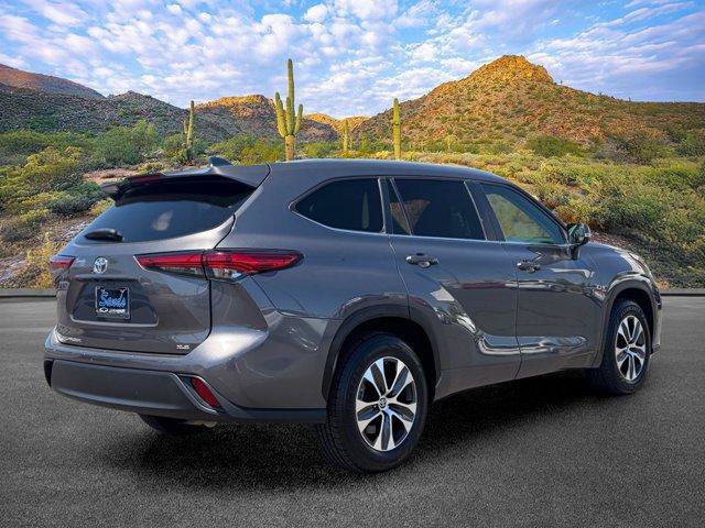 Used 2023 Toyota Highlander XLE FWD image 4