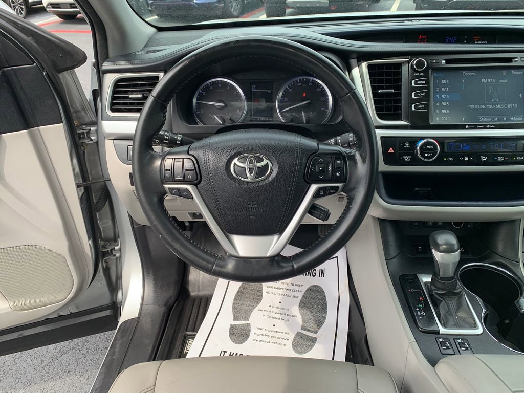 Used 2017 Toyota Highlander XLE AWD/4WD image 13