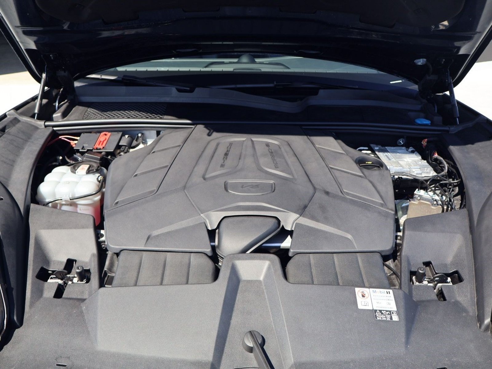 Certified 2024 Porsche Cayenne Coupe AWD/4WD image 25