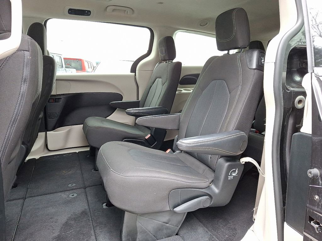 Used 2023 Chrysler Voyager LX image 11