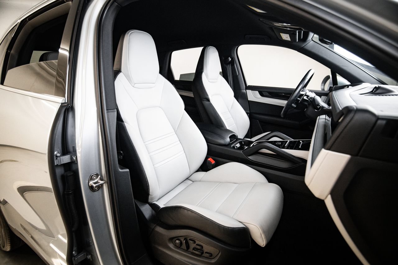 Certified 2025 Porsche Cayenne E-Hybrid AWD/4WD image 29