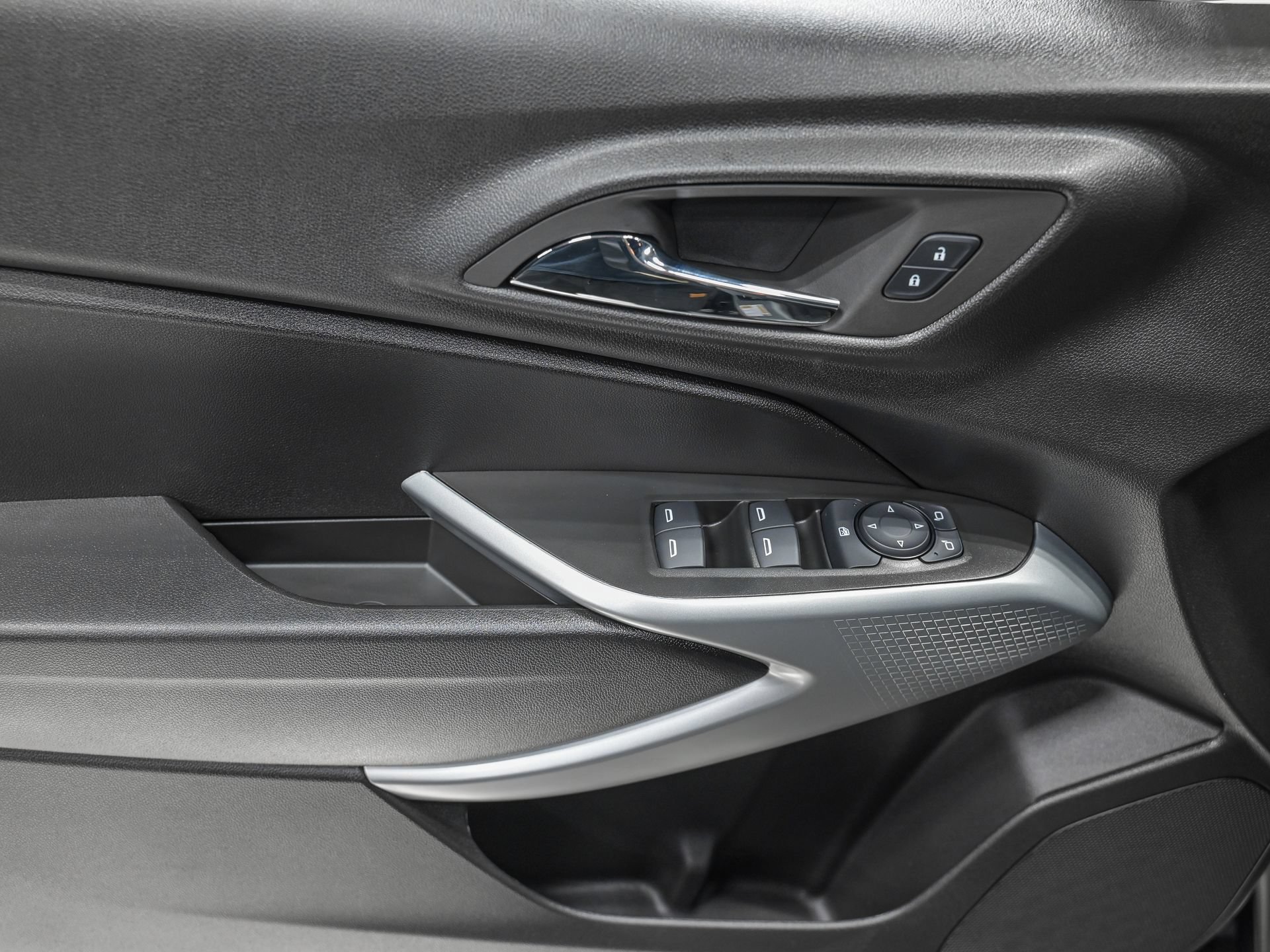 Used 2025 Chevrolet Trax RS FWD image 12