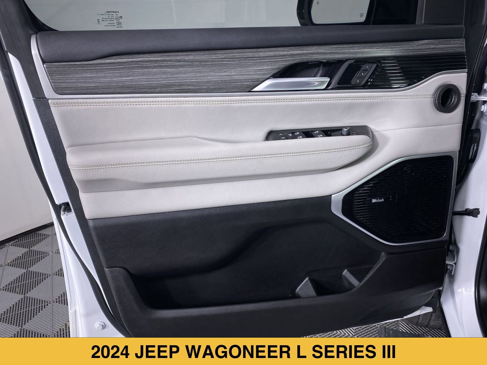Used 2024 Jeep Wagoneer L Series III w/ Premium Group I AWD/4WD image 13
