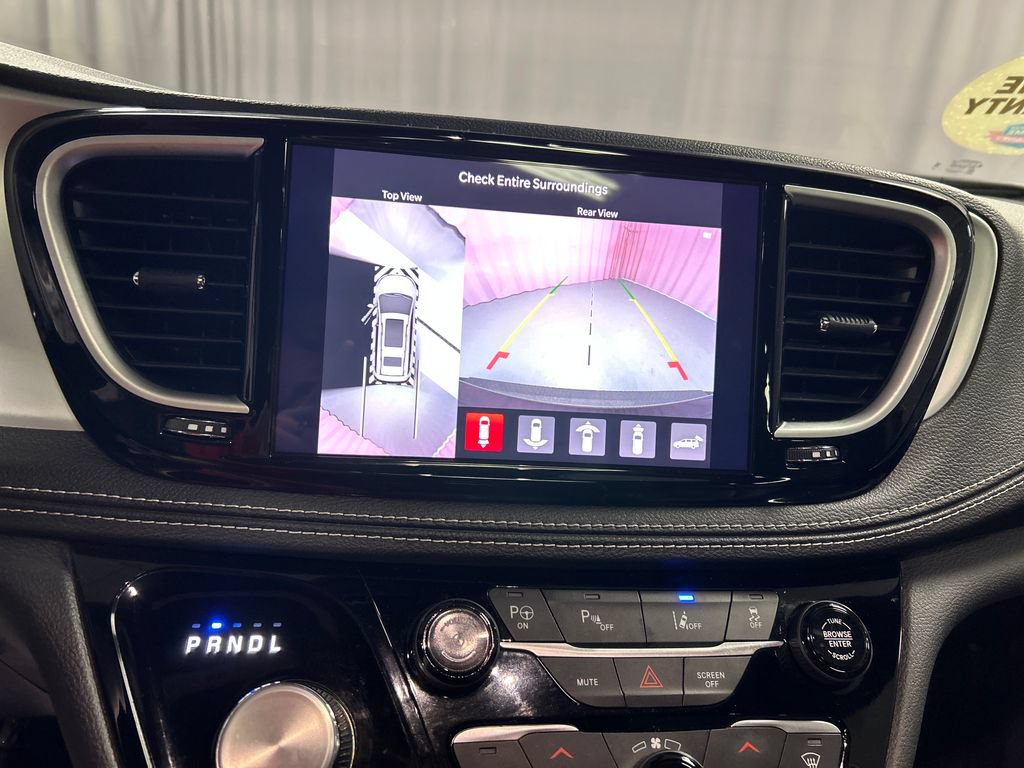 Used 2025 Chrysler Pacifica Premium FWD image 18