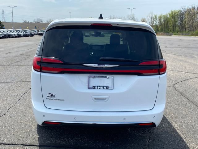 Used 2024 Chrysler Pacifica Touring-L FWD image 4