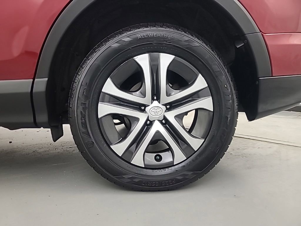 Used 2018 Toyota RAV4 LE image 9