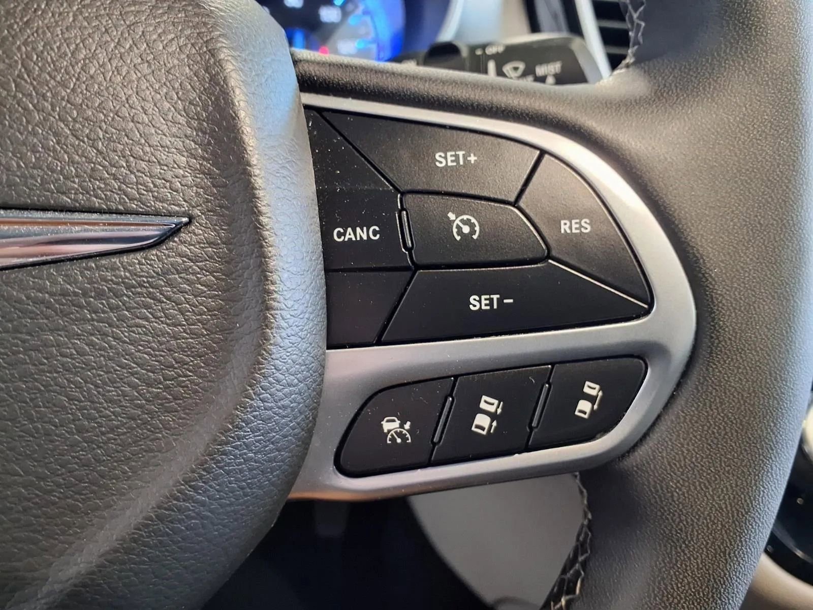 Used 2022 Chrysler Pacifica Touring-L w/ Uconnect Theater Family Group image 24