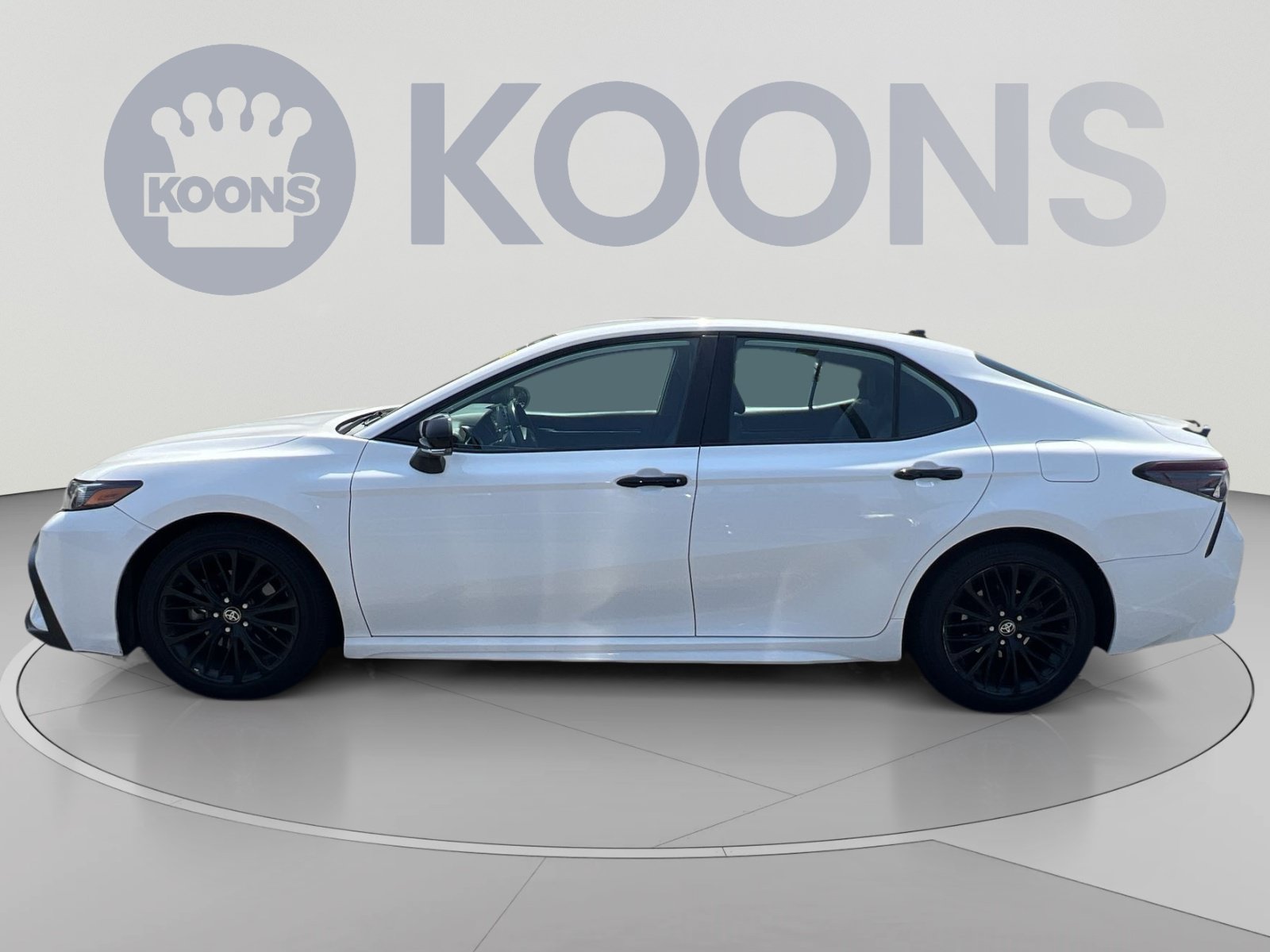 Used 2022 Toyota Camry SE FWD image 2