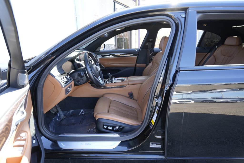 Used 2020 BMW 750i xDrive w/ Cold Weather Package image 20