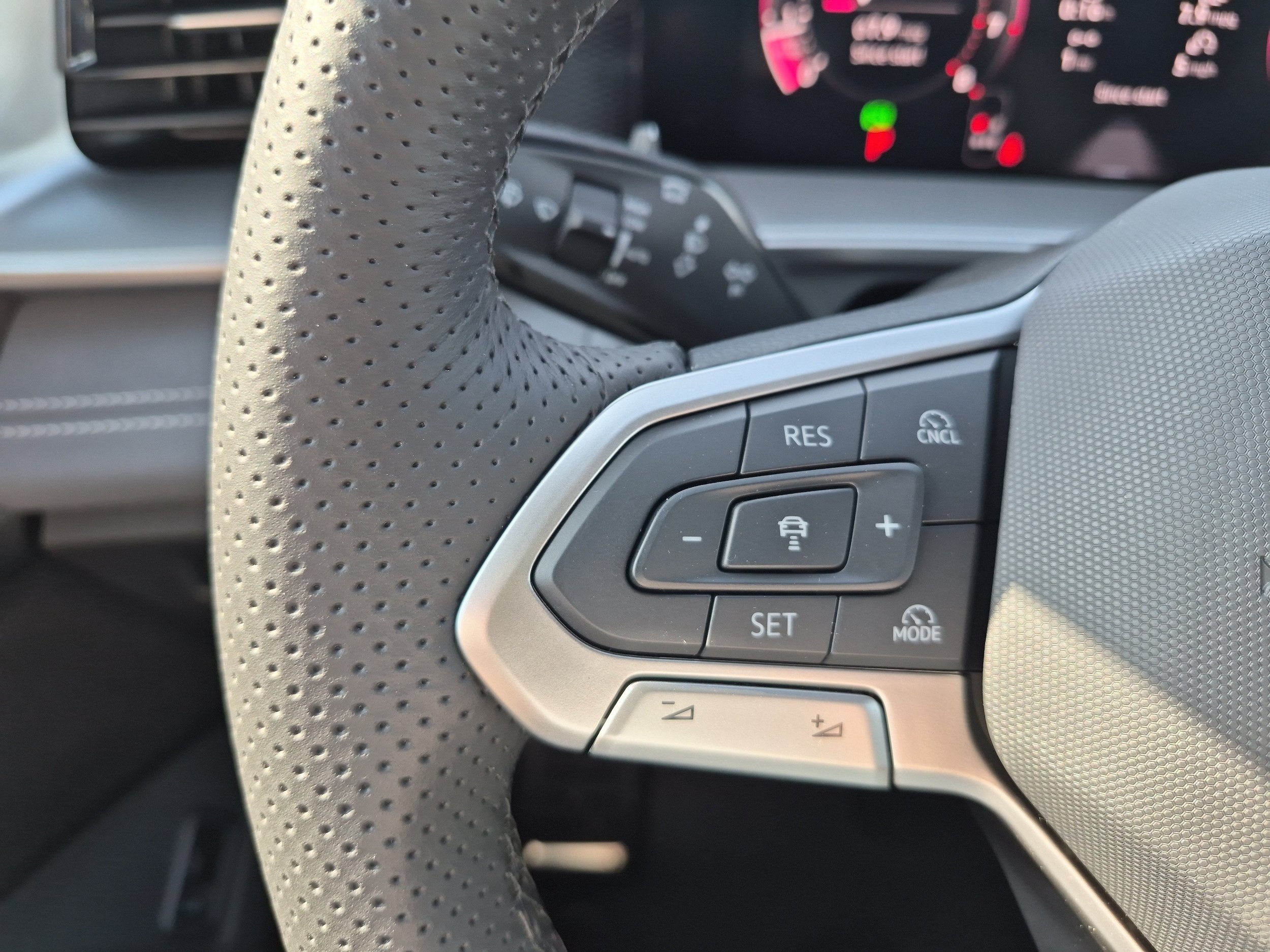 New 2026 Volkswagen Tiguan SE R-Line AWD/4WD image 16
