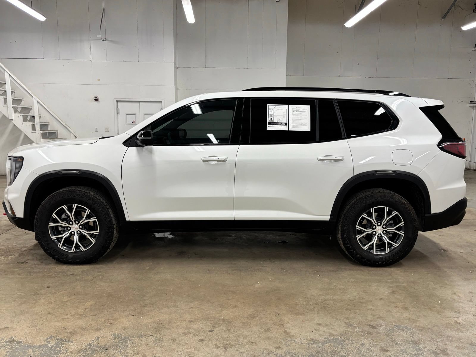 Used 2025 GMC Acadia AT4 w/ Luxury Package AWD/4WD image 4