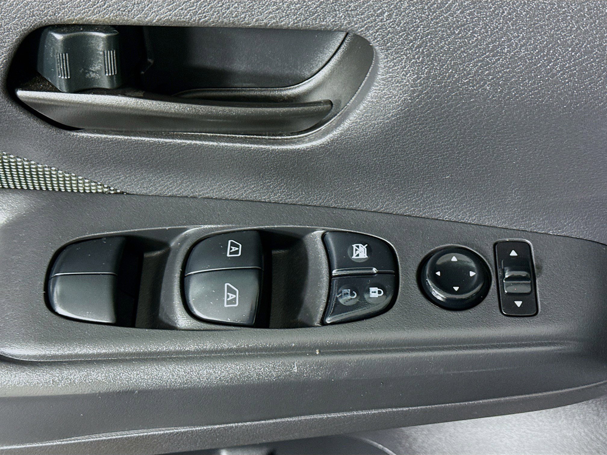 Used 2020 Nissan Kicks S image 24