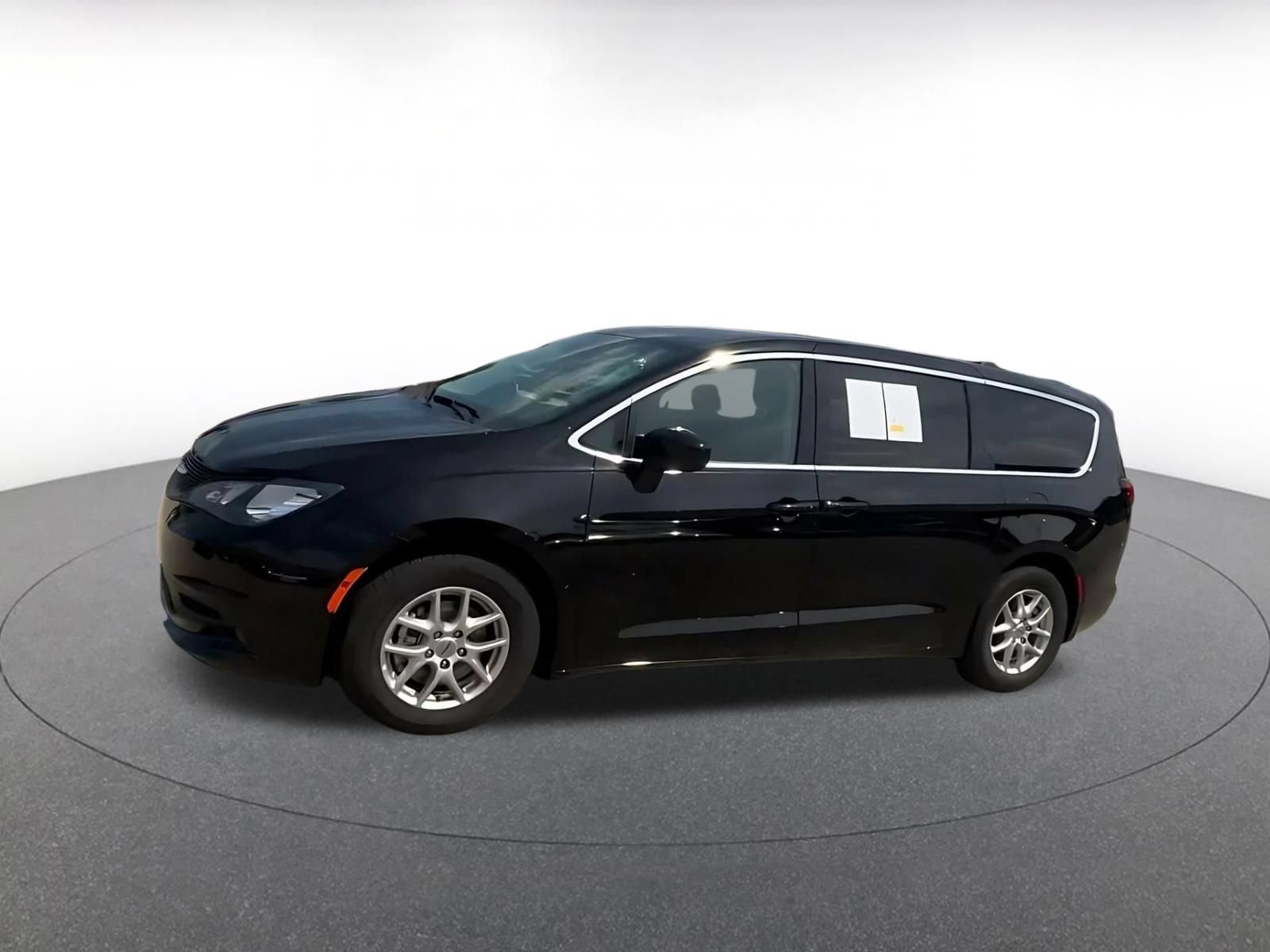 Used 2024 Chrysler Voyager LX FWD image 7