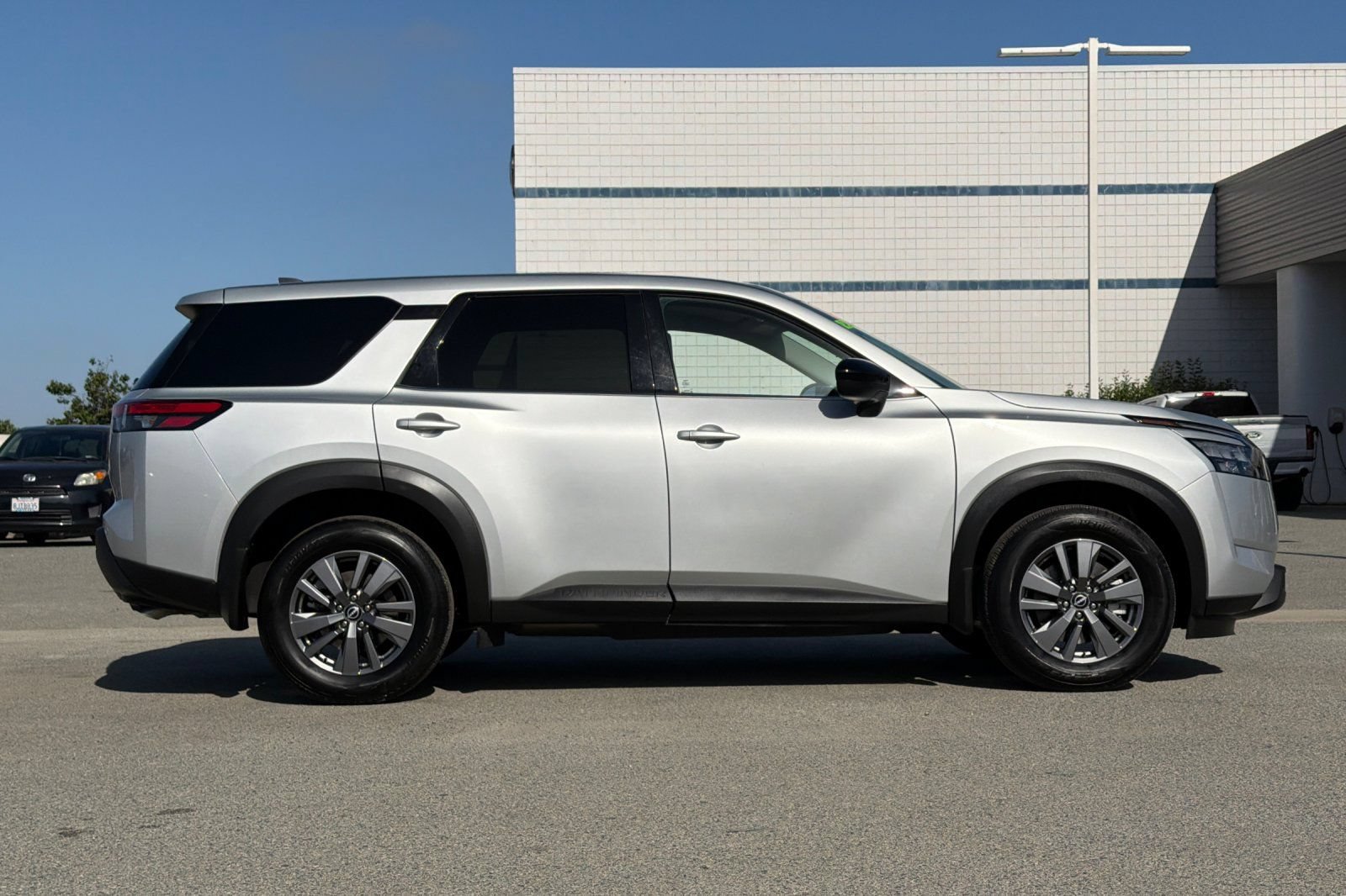 Used 2025 Nissan Pathfinder S FWD image 3