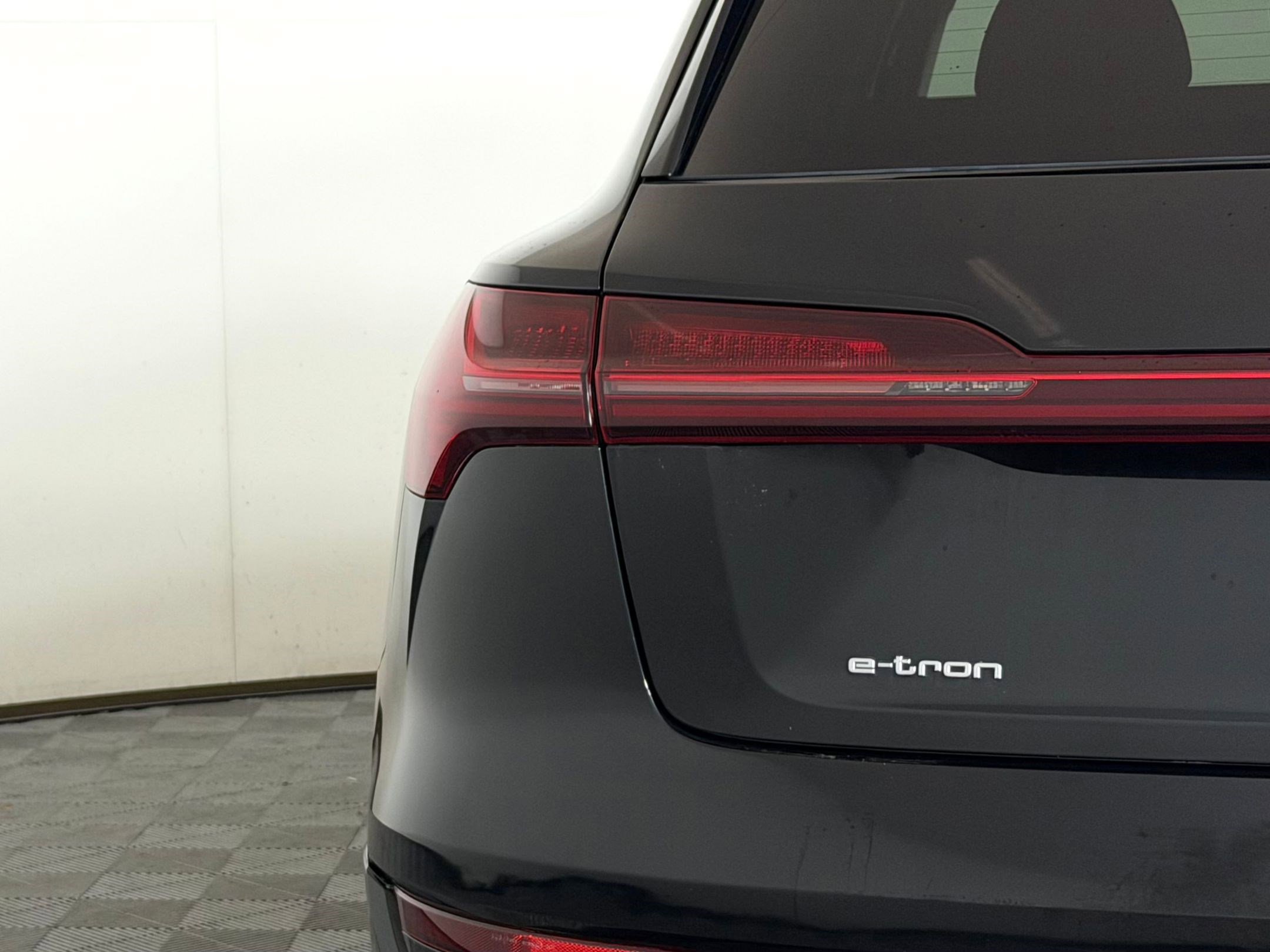 Used 2022 Audi e-tron Premium w/ Convenience Plus Package image 12