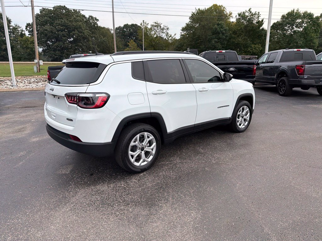 Used 2025 Jeep Compass Latitude AWD/4WD image 3