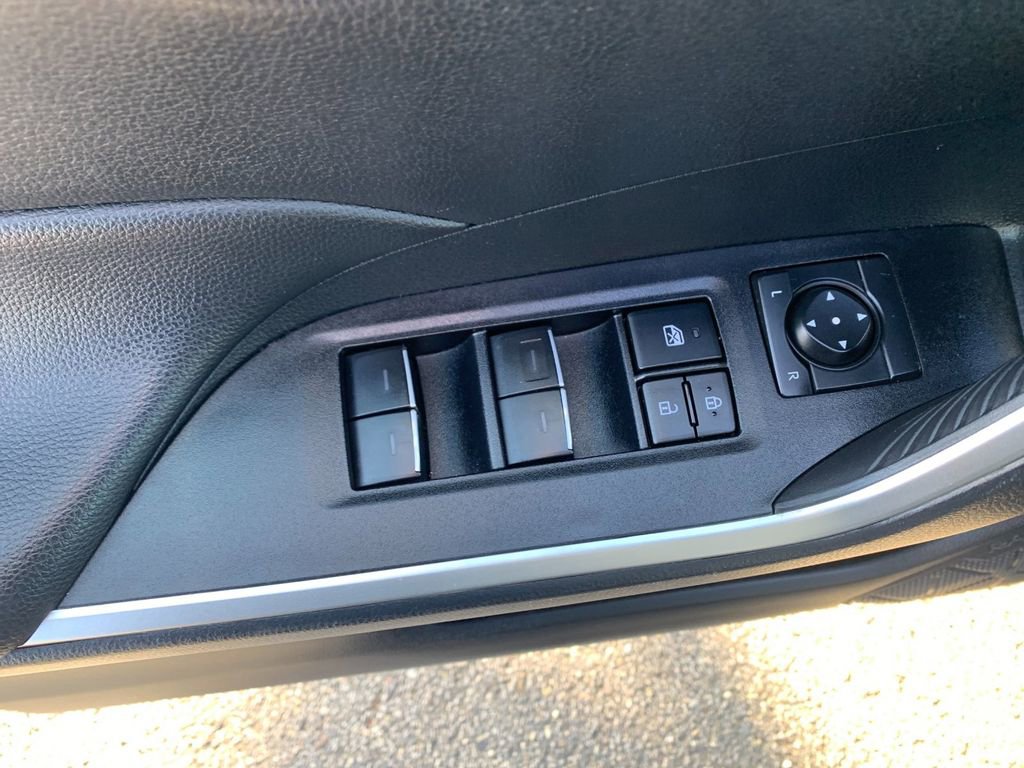 Used 2025 Toyota RAV4 XLE AWD/4WD image 13