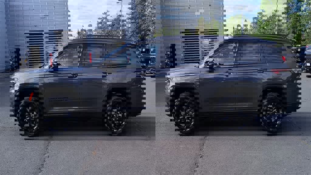 New 2025 Jeep Grand Cherokee L Laredo image 5