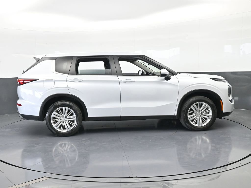 Used 2023 Mitsubishi Outlander ES image 7