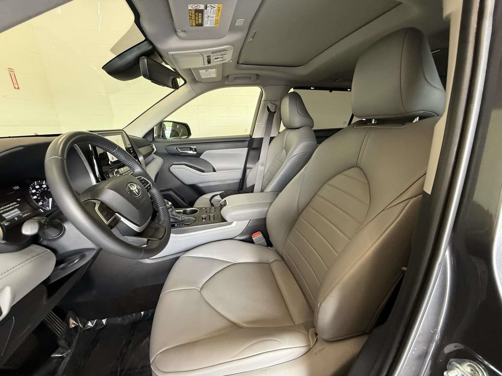 Used 2024 Toyota Highlander XLE AWD/4WD image 2