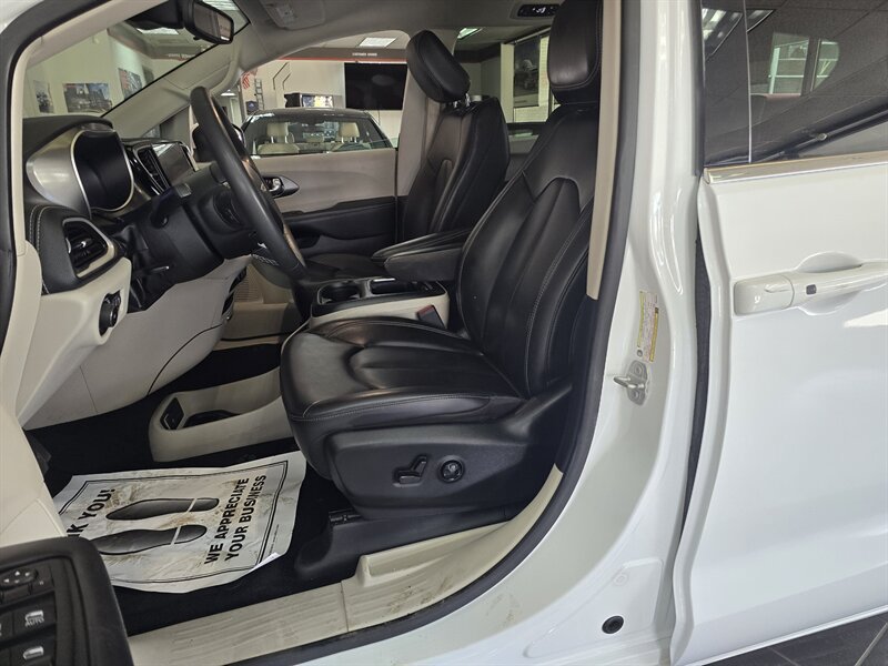 Used 2023 Chrysler Pacifica Touring-L FWD image 9