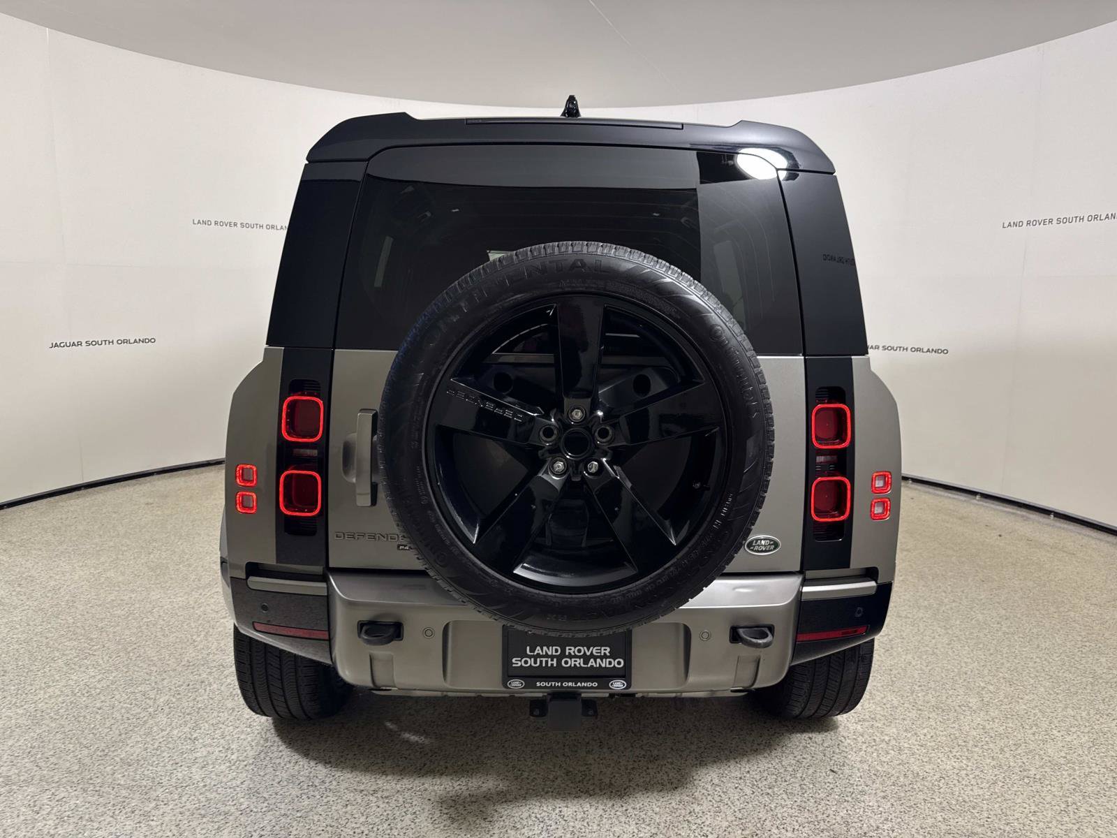 Used 2022 Land Rover Defender 110 X-Dynamic HSE AWD/4WD image 4
