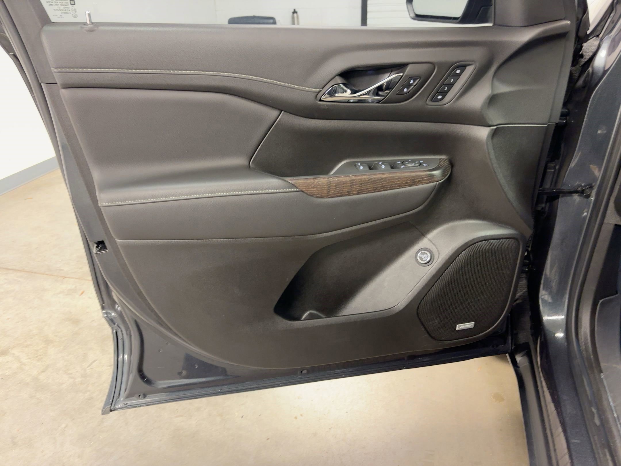 Used 2023 GMC Acadia Denali w/ Denali Ultimate Package image 20