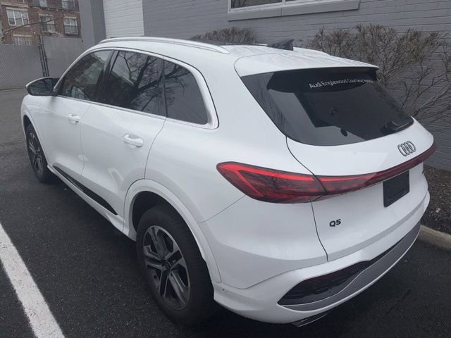 Used 2025 Audi Q5 Premium w/ Convenience Package image 4