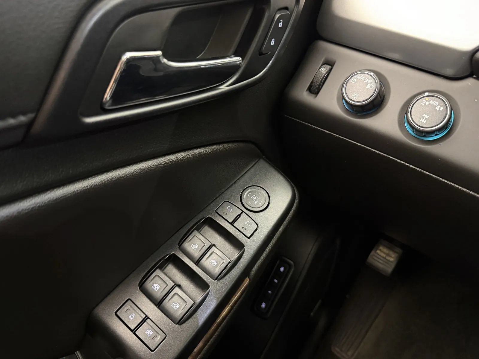 Used 2018 Chevrolet Suburban LT AWD/4WD image 13