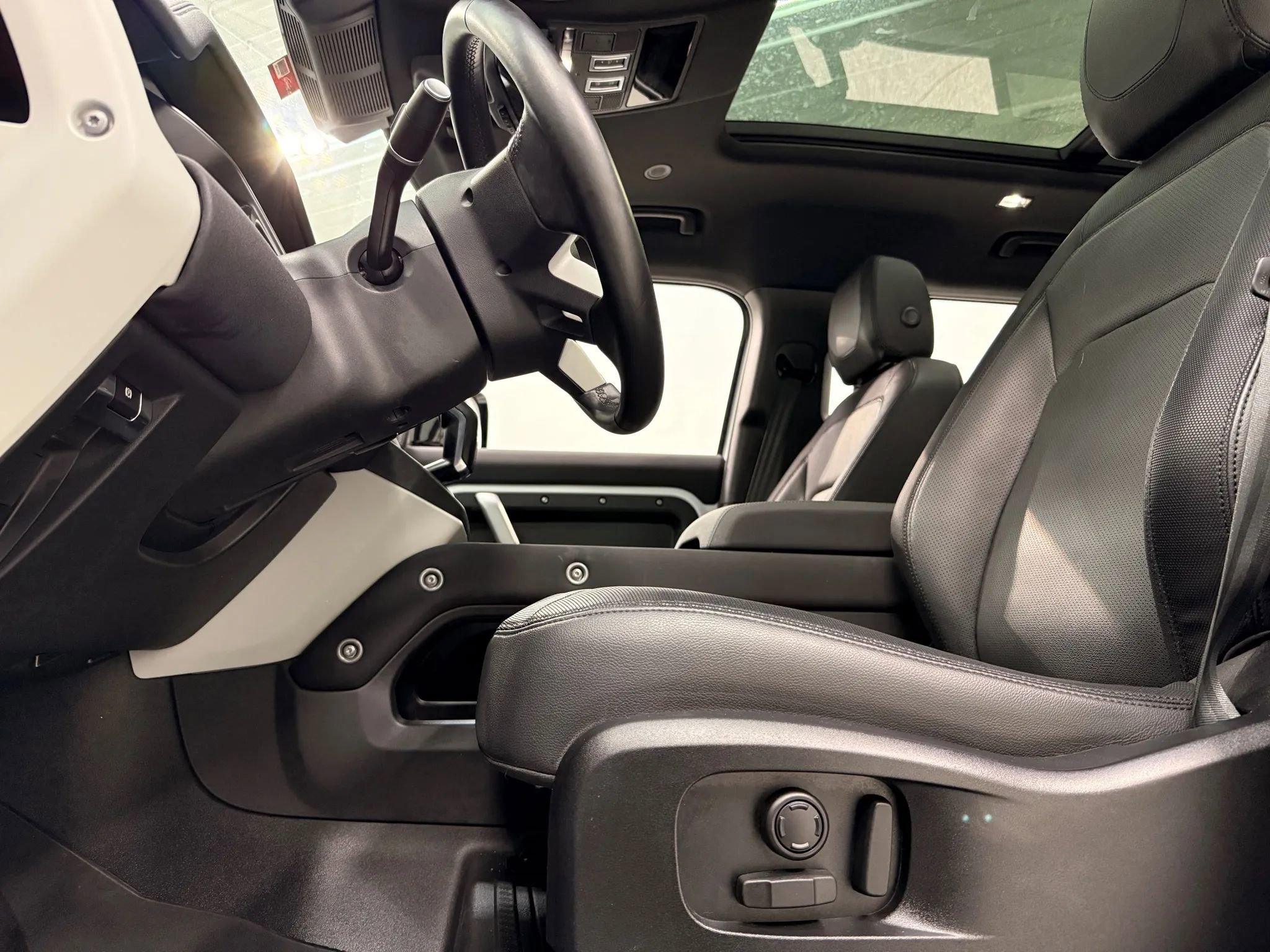 Used 2023 Land Rover Defender 110 X-Dynamic SE image 15