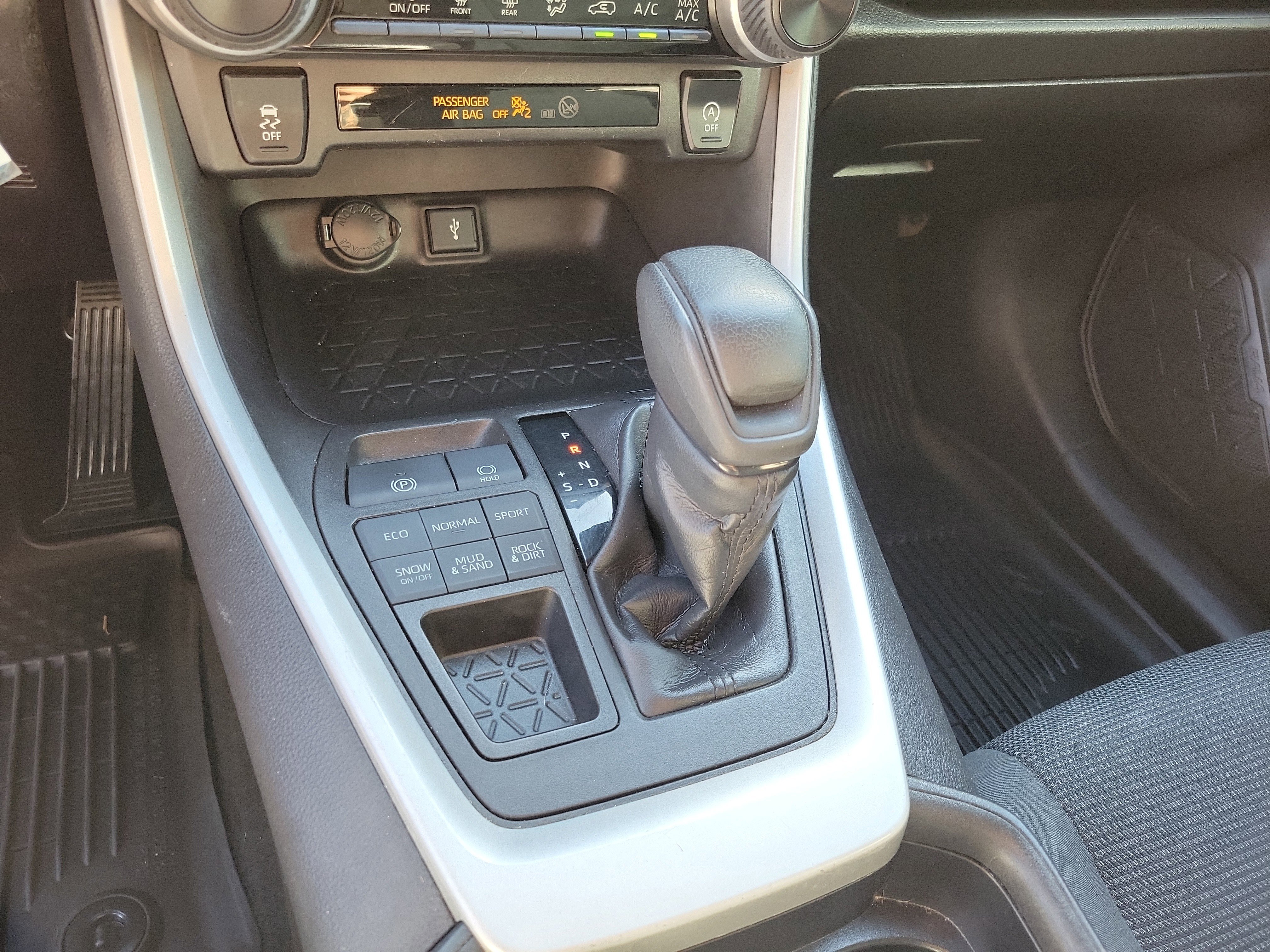 Used 2021 Toyota RAV4 LE AWD/4WD image 16