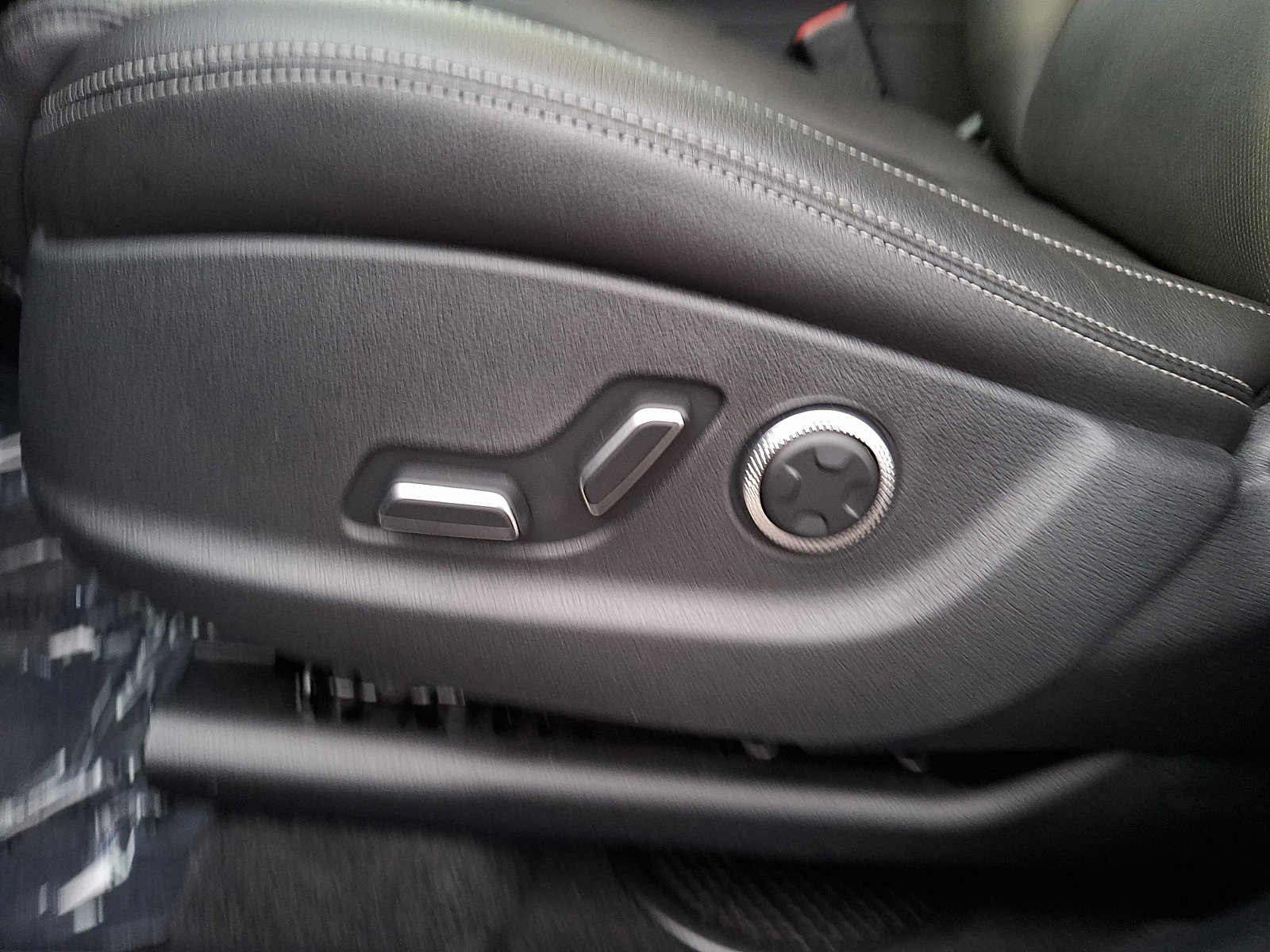 Certified 2024 Genesis GV70 2.5T AWD/4WD image 14