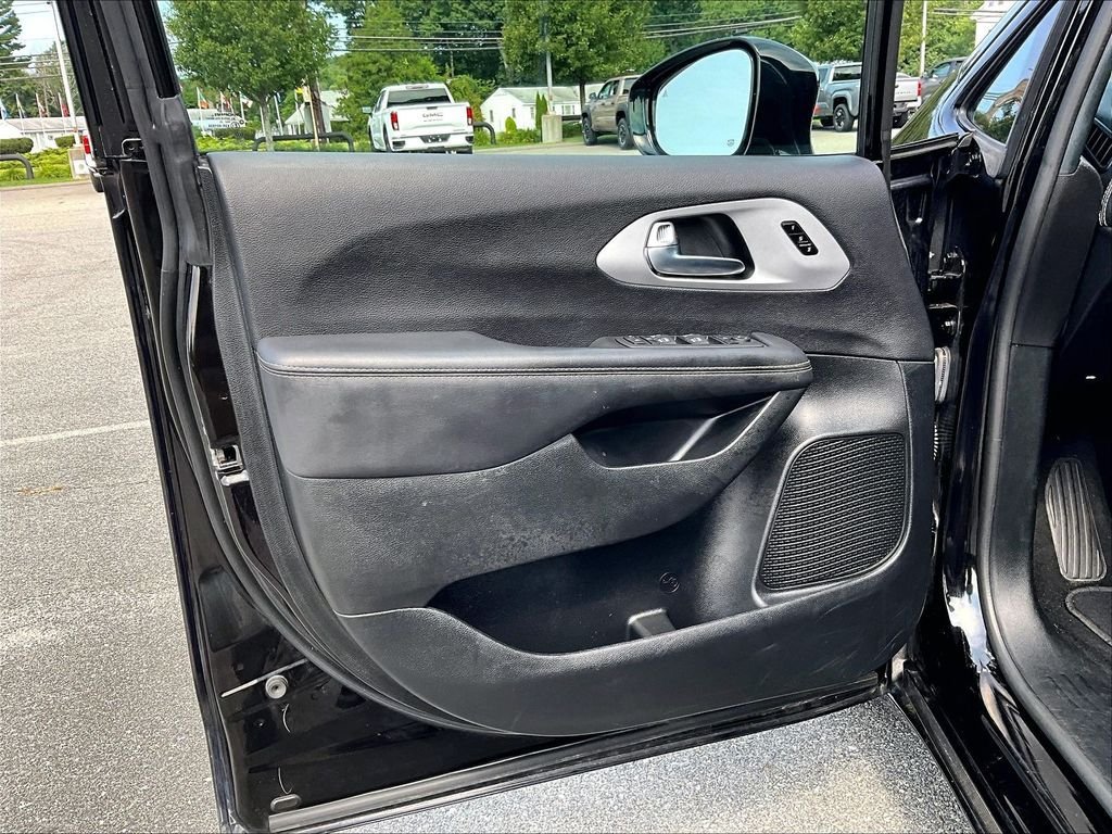 Used 2025 Chrysler Pacifica Limited FWD image 9