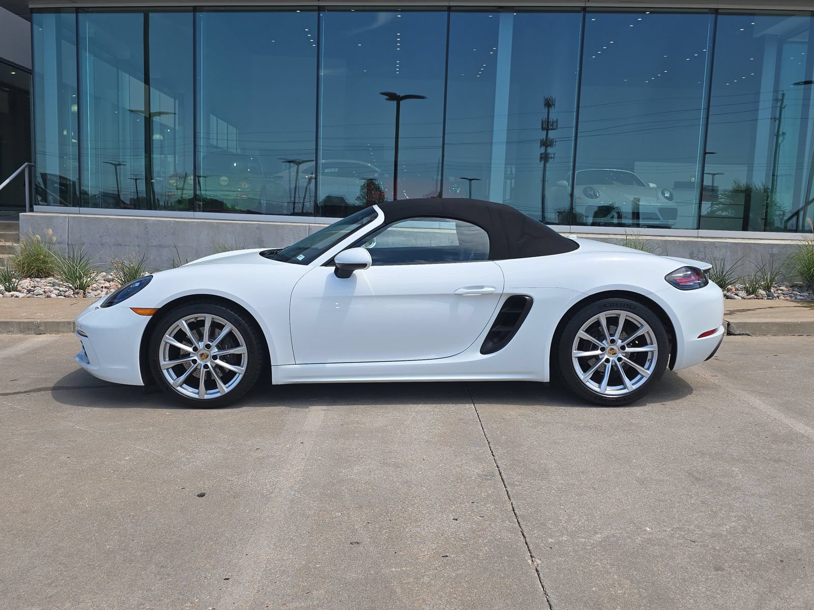 Used 2020 Porsche 718 Boxster RWD image 2