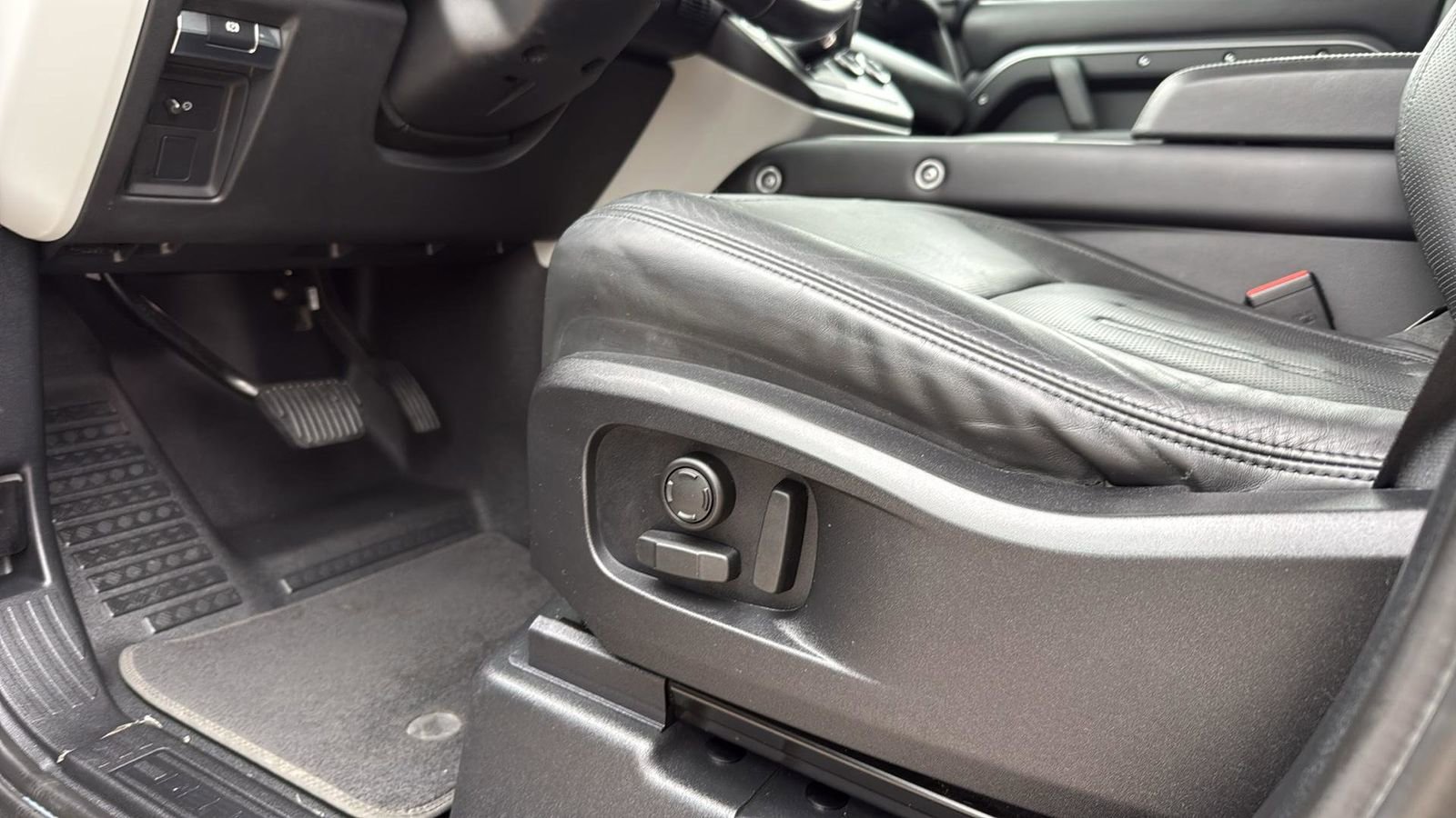 Used 2020 Land Rover Defender 110 First Edition image 10