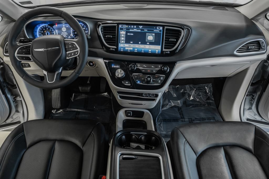 Certified 2024 Chrysler Pacifica Touring-L image 23