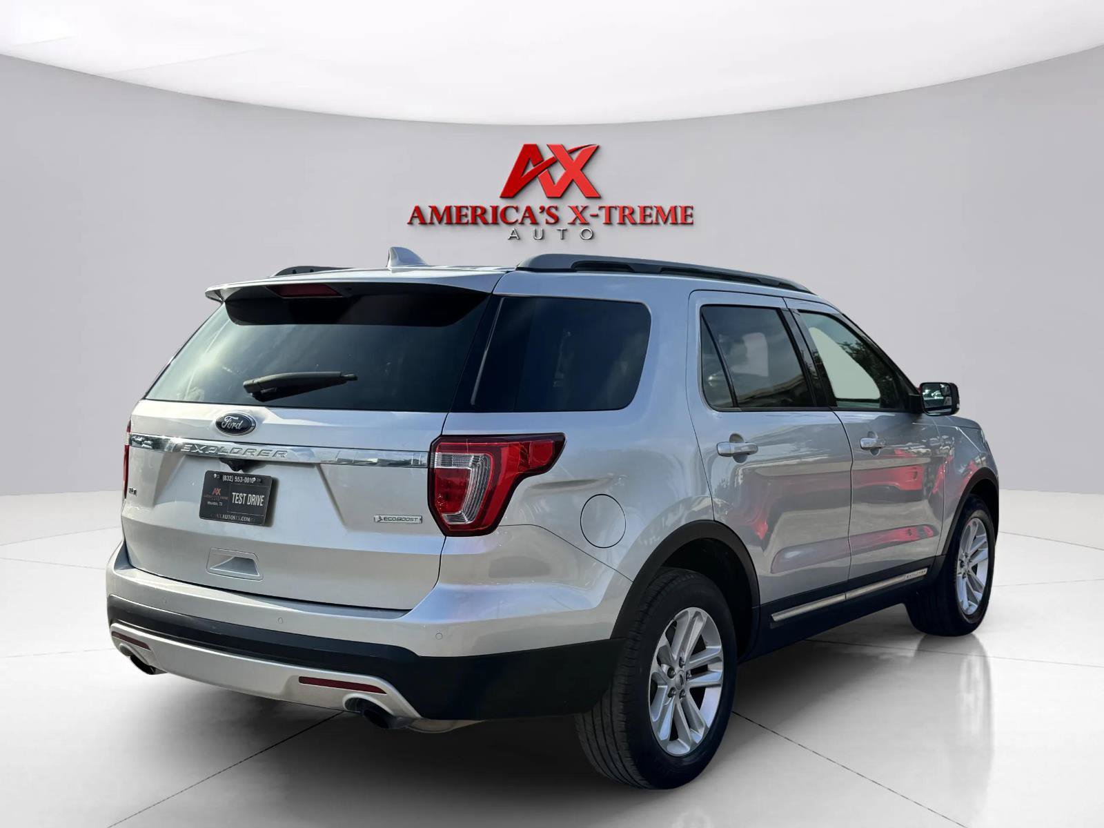 Used 2017 Ford Explorer XLT FWD image 6