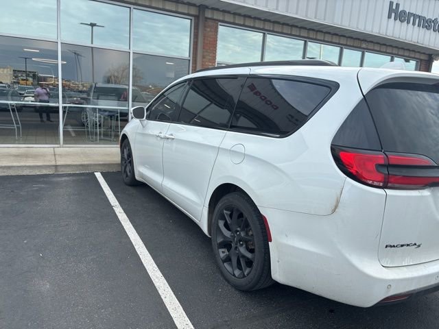 Used 2021 Chrysler Pacifica Touring w/ S Appearance Package image 2