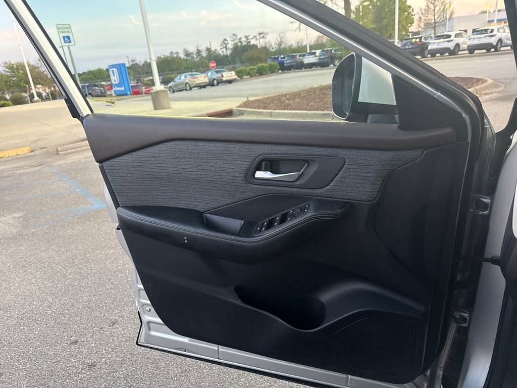 Used 2023 Nissan Rogue SV FWD image 17