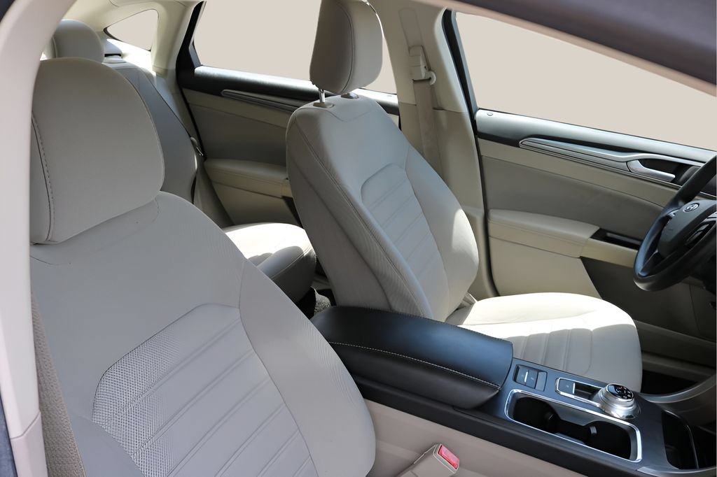 Used 2020 Ford Fusion SE FWD image 18