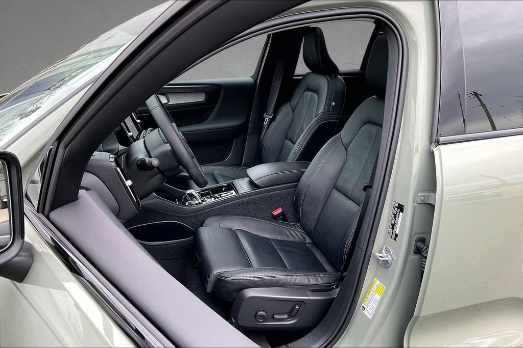 Certified 2024 Volvo XC40 B5 Plus w/ Climate Package image 21