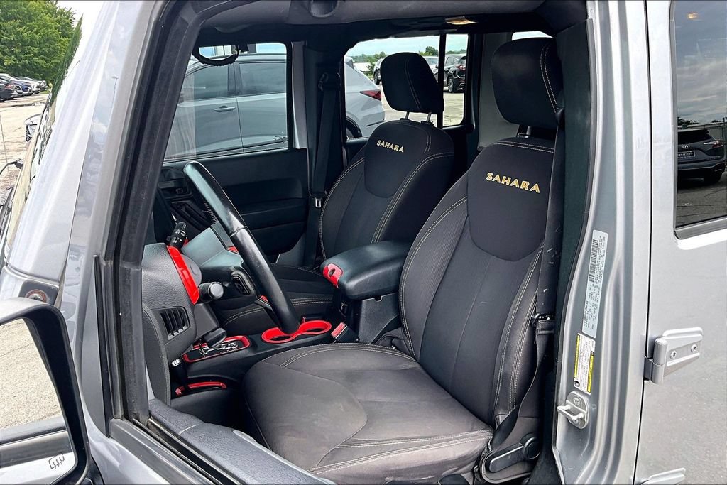 Used 2015 Jeep Wrangler Unlimited Sahara w/ Connectivity Group AWD/4WD image 32
