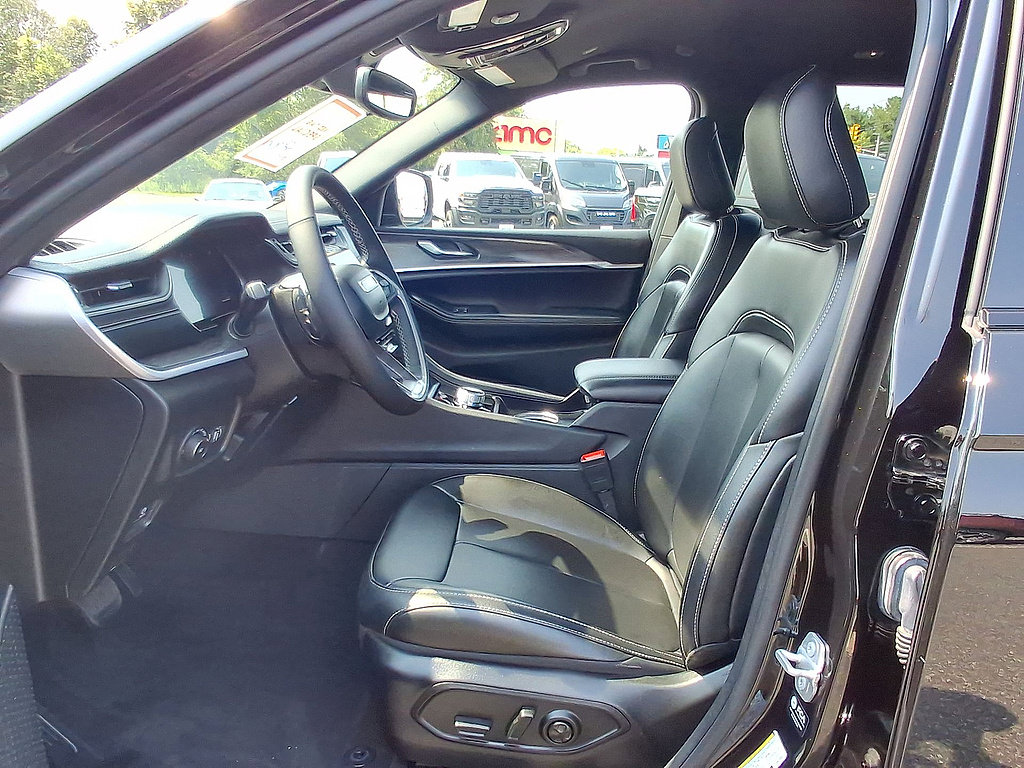 Used 2024 Jeep Grand Cherokee L Limited AWD/4WD image 17