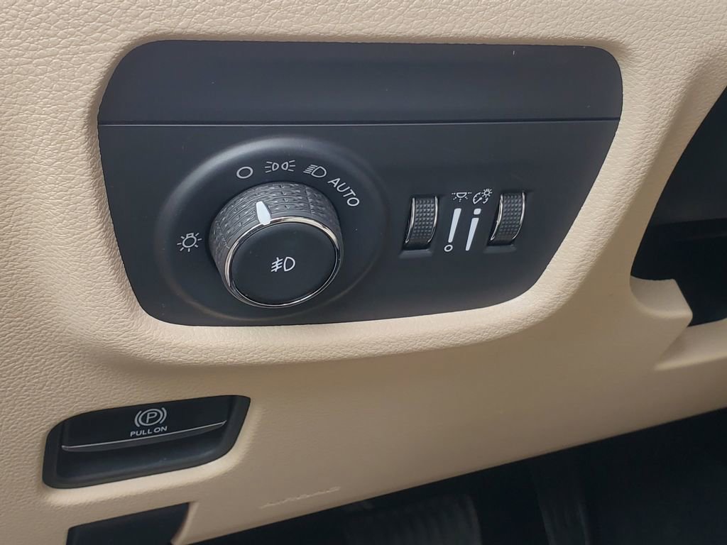 Used 2024 Jeep Grand Cherokee Limited image 16