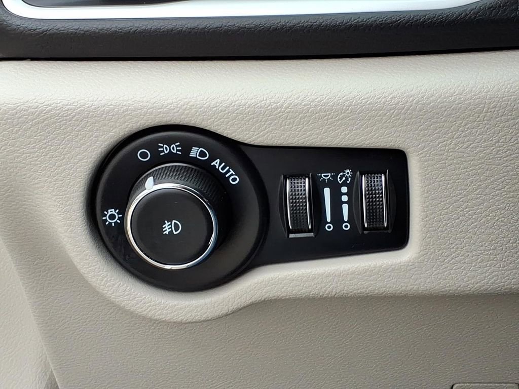 Used 2024 Chrysler Pacifica Touring-L image 16