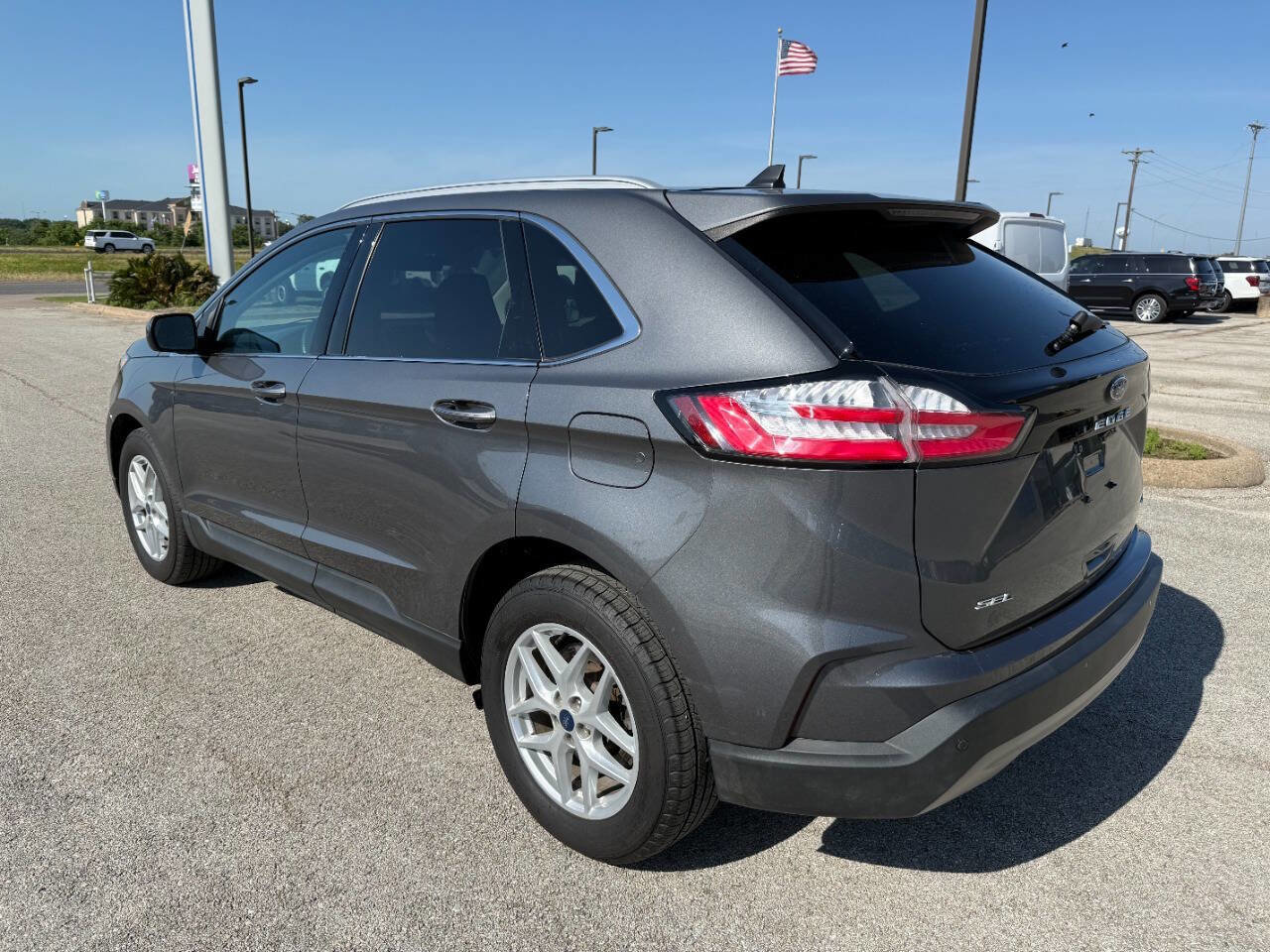 Used 2022 Ford Edge SEL w/ Cold Weather Package image 3