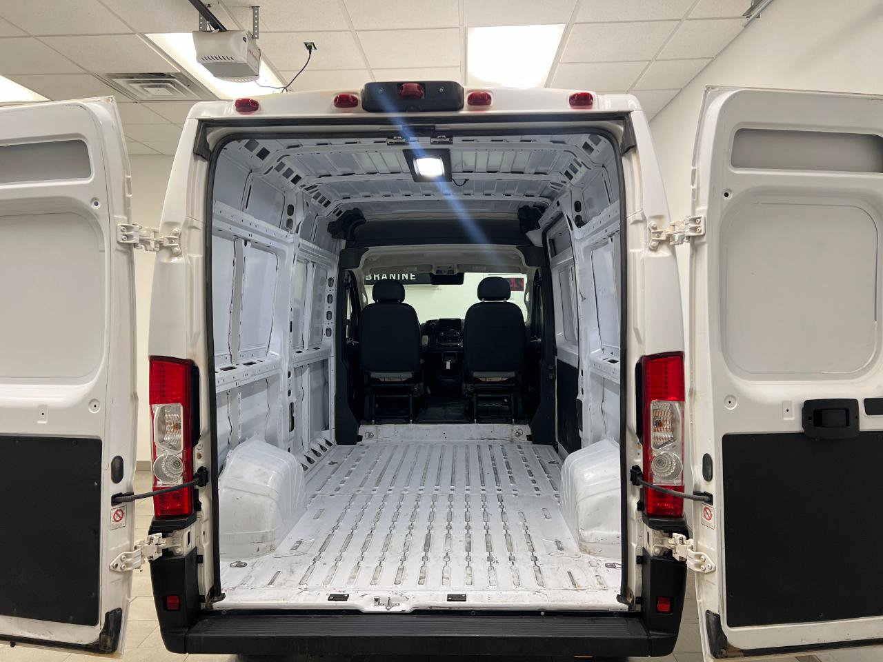 Used 2025 RAM ProMaster 2500 w/ Convenience Group FWD image 17